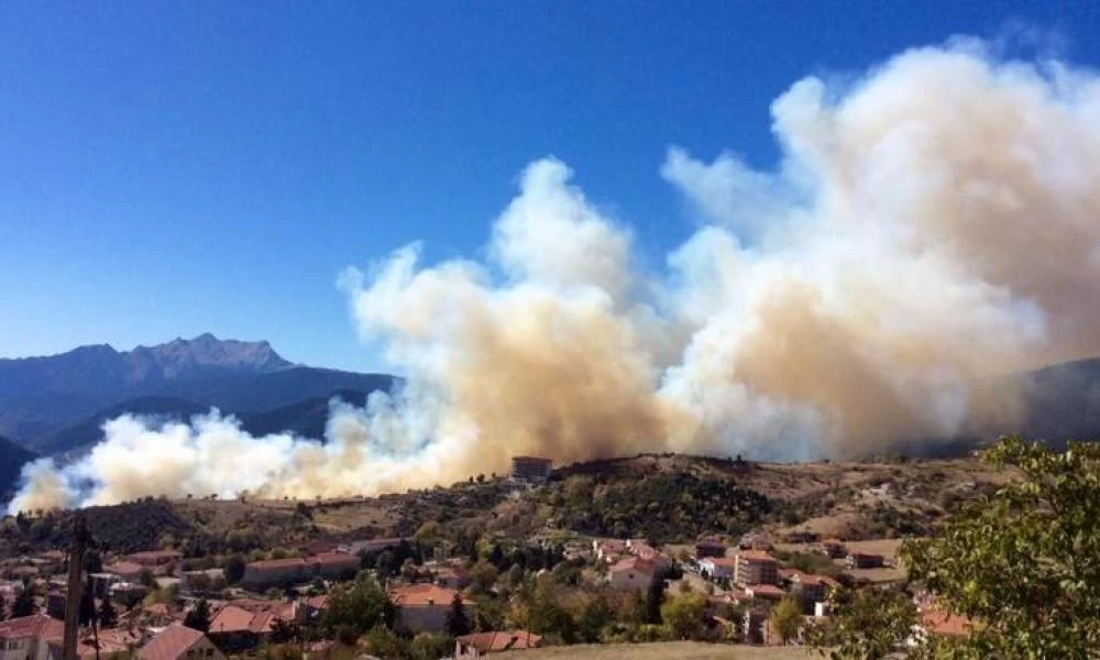 Σε εξέλιξη μεγάλη φωτιά στο Καρπενήσι